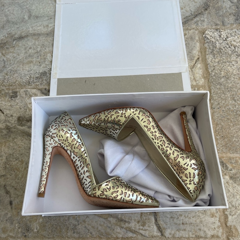 Alice + Olivia by Stacey Bendet Nude/Gold Dina Pumps Size 37.5